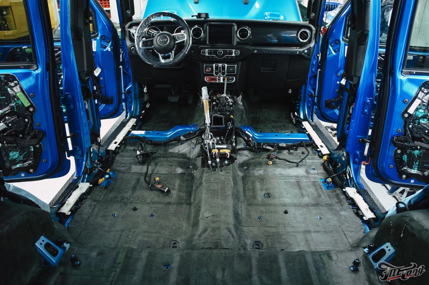 Прокачали Jeep Wrangler Rubicon, часть 1: комплексная шумоизоляция, новая акустическая система, перетяжка элементов в кожу. Процессы